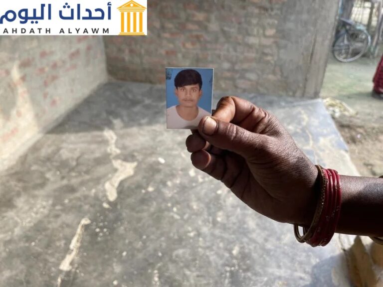 صورة لرام كيشون ساهاني، الذي مات في قطر، تحملها أمه