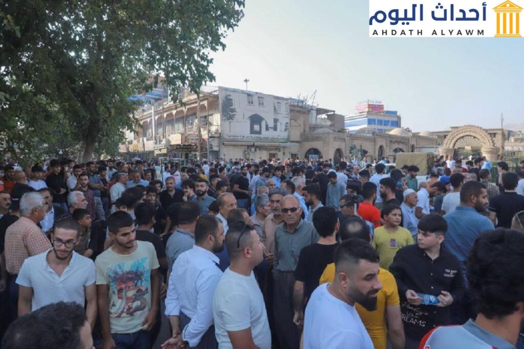 أشخاص يتجمعون للمشاركة في مسيرة دعا إليها حزب المعارضة الكردي "حراك الجيل الجديد" في مدينة السليمانية في شمال شرق العراق، ضمن إقليم كردستان الذي يتمتع بحكم ذاتي