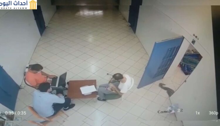 صورة مقتطعة من تسجيل مسرب من كاميرا مراقبة نُشر دون علم الصحافي سليمان الريسوني داخل السجن