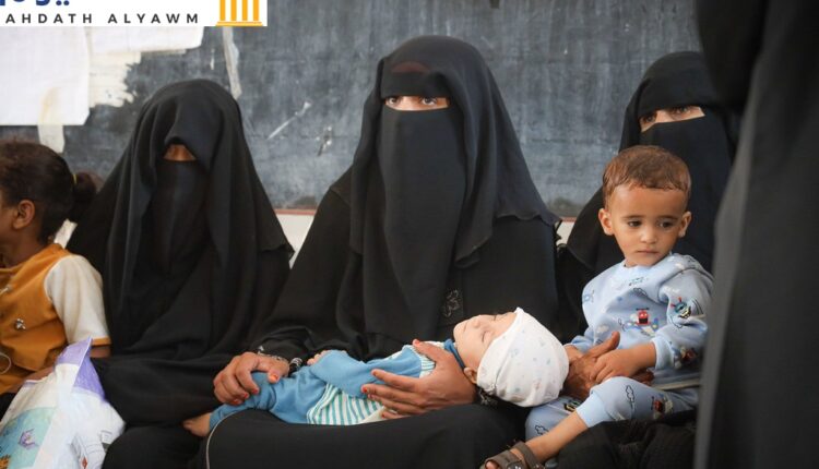 أمهات يحضرن أطفالهن إلى عيادة لعلاج سوء التغذية في تعز