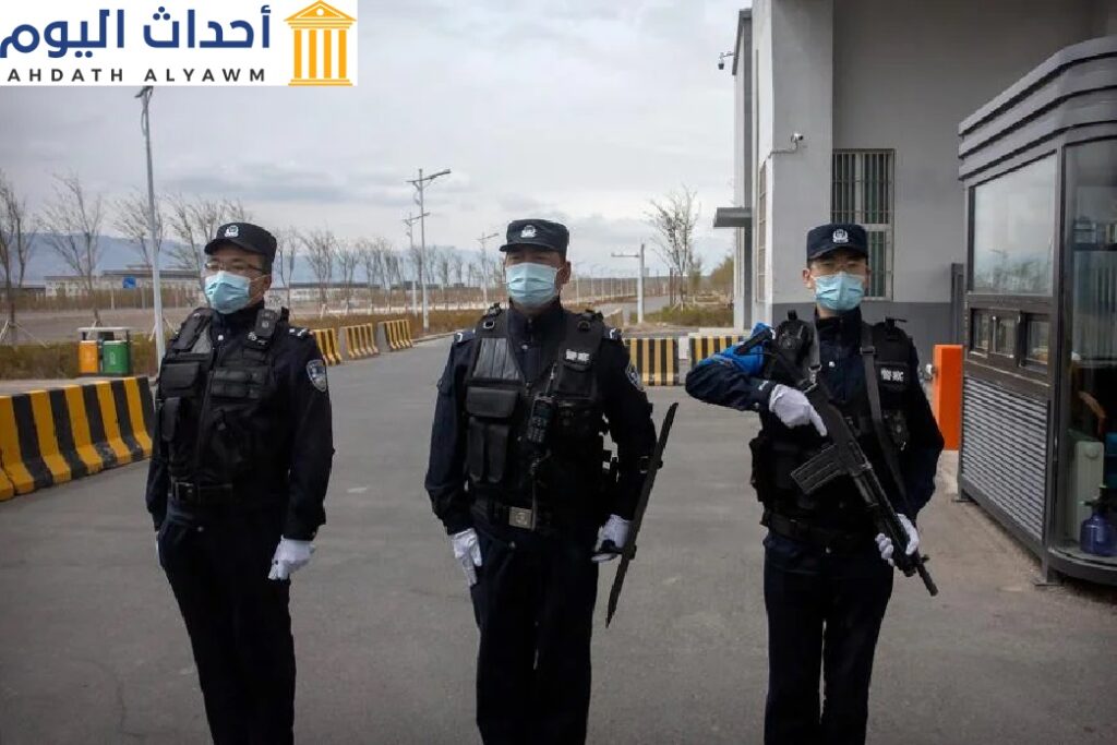 عناصر شرطة يقفون أمام مدخل "مركز اعتقال أورومكي رقم 3" في دابانتشينغ، في غرب إقليم شينجيانغ الصيني