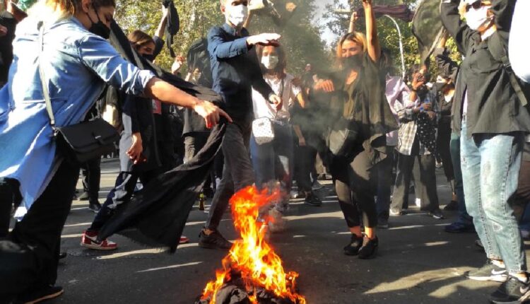 متظاهرون إيرانيون في أحد شوارع طهران