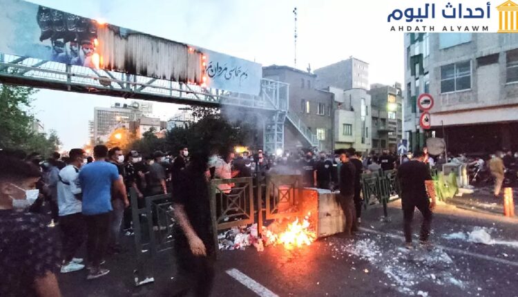 احتجاجات وعنف بسبب مواجهات بين المحتجين وعناصر الإمن الإيرانية