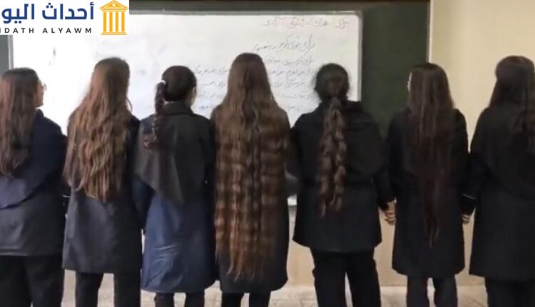 تلميذات إيرانيات يقِفنَ دون الحجاب الإلزامي ويُنشِدنَ ما أصبح نشيد المظاهرات في إيران، أغنية "باراي" لـ شيرفين حاجيبور