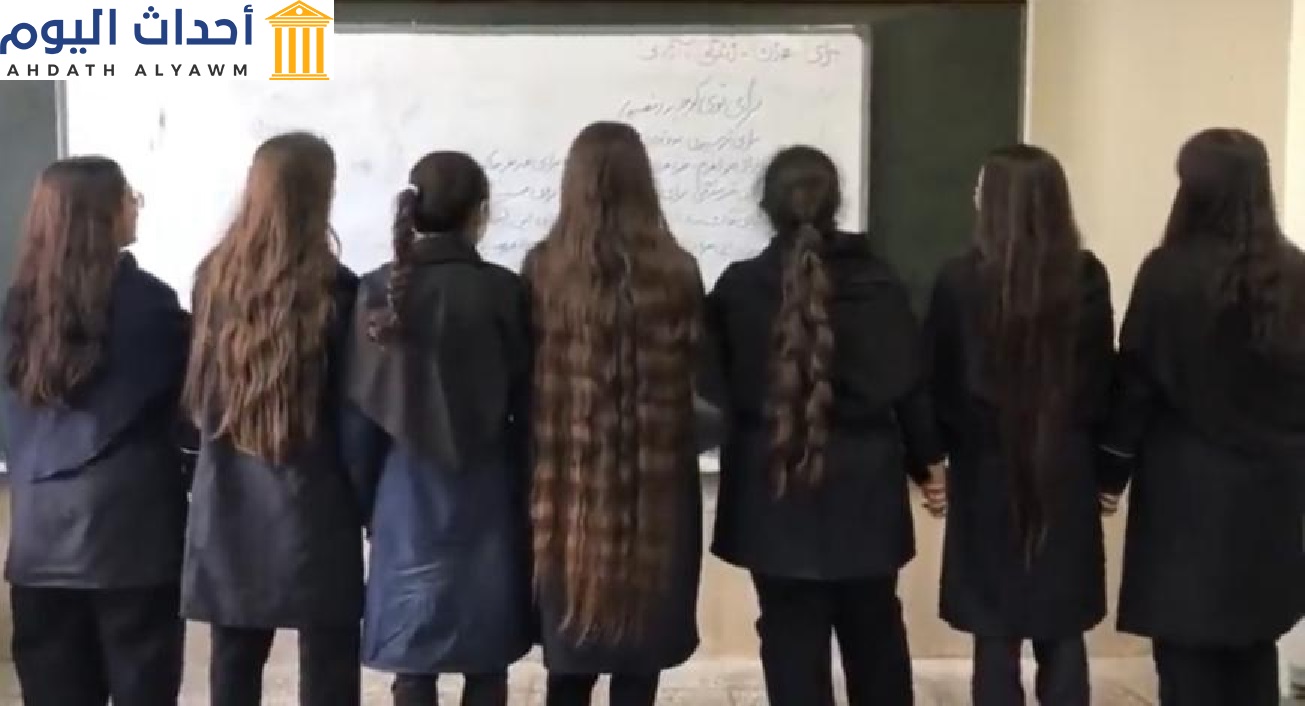 تلميذات إيرانيات يقِفنَ دون الحجاب الإلزامي ويُنشِدنَ ما أصبح نشيد المظاهرات في إيران، أغنية "باراي" لـ شيرفين حاجيبور