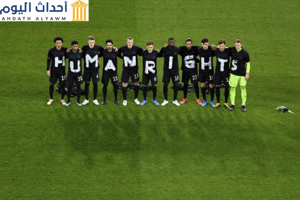 لاعبو الفريق الألماني لكرة القدم في مباراة تصفيات كأس العالم في إيسلندا يرتدون قمصانا كتب عليها "حقوق الإنسان" بالإنغليزية