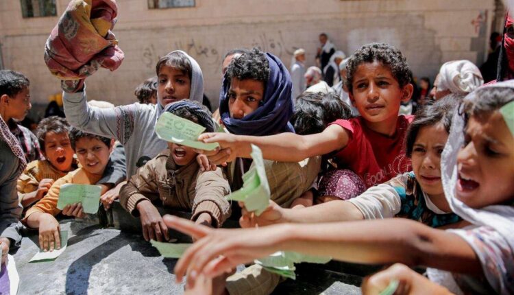يمنيون يقدمون وثائقًا للحصول على حصص غذائية في صنعاء، اليمن