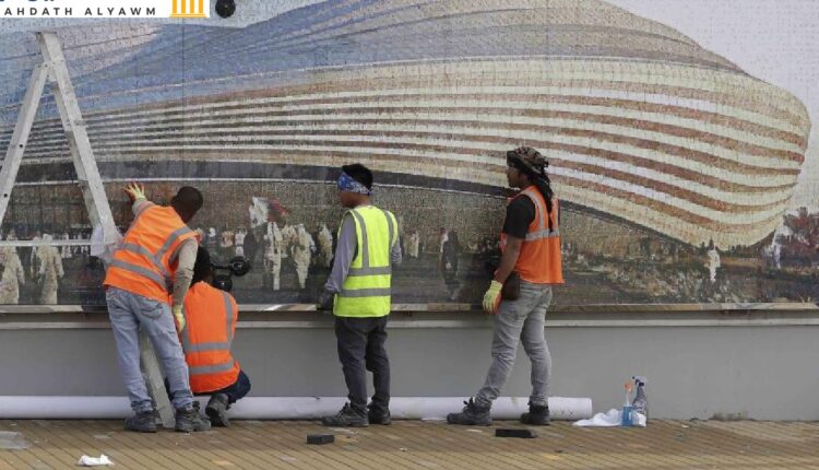 عمال خارج استاد الجنوب، أحد ملاعب كأس العالم 2022، الدوحة، قطر