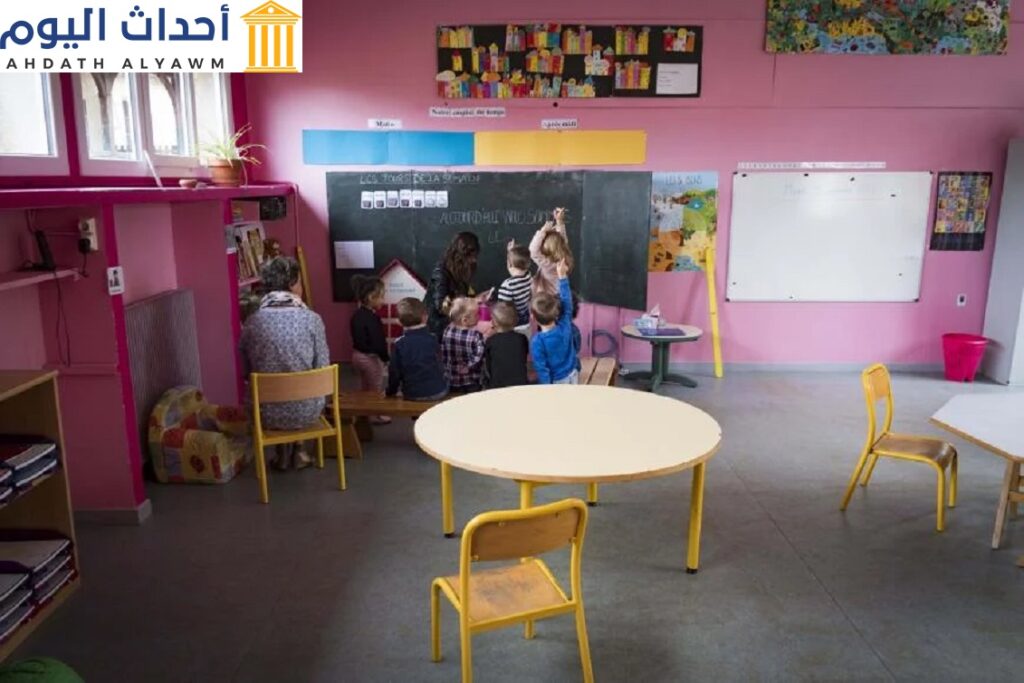 أطفال يحضرون صفا في حضانة في موليير، فرنسا