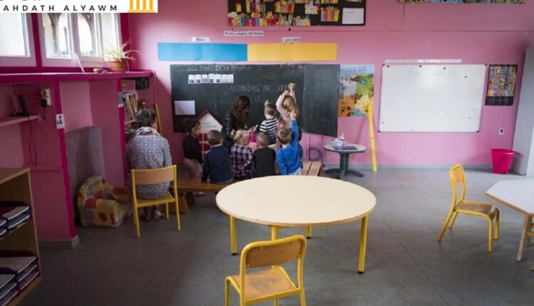 أطفال يحضرون صفا في حضانة في موليير، فرنسا