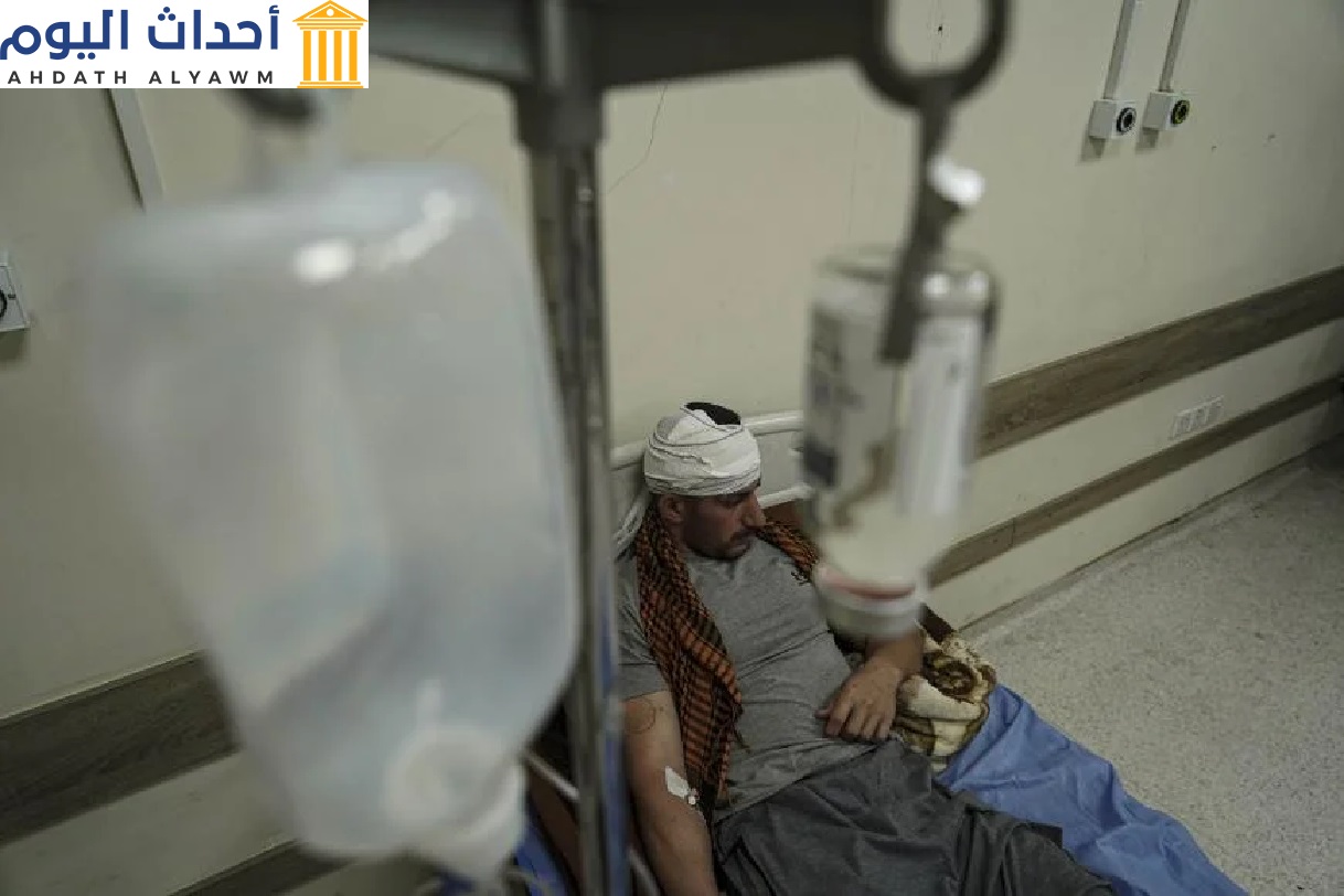 عضو في حزب إيراني معارض مقره إقليم كردستان العراق ممد على سرير مستشفى بعد تعرضه لجروح إثر هجمات جوية إيرانية