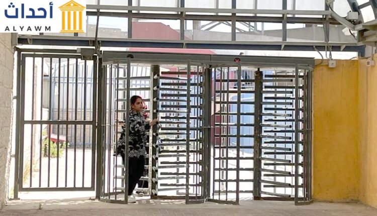 فلسطينيون يعبرون حاجز قلنديا بين رام الله والقدس