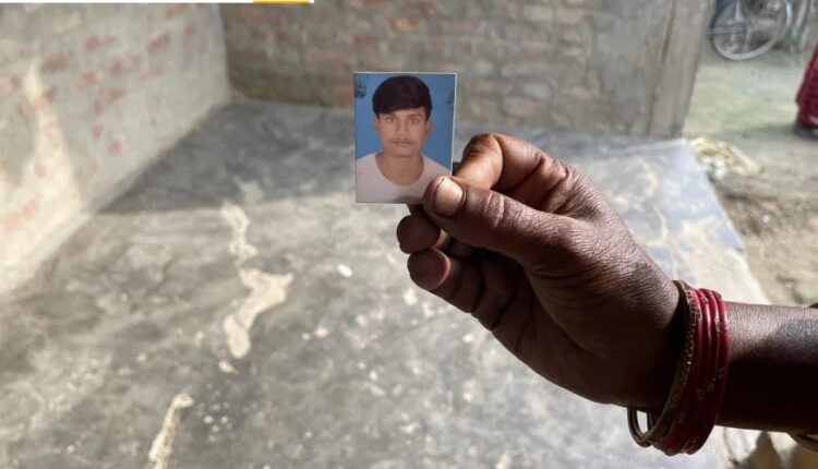 صورة لرام كيشون ساهاني، وهو عامل نيبالي مات في قطر، تحملها أمه