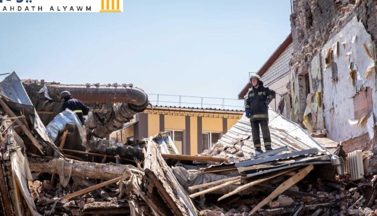 رجل إطفاء يقف بين أنقاض مبنى دمره صاروخ "كروز"، تسبب كذلك في جرح مدنيين عدة، في خاركيف، أوكرانيا