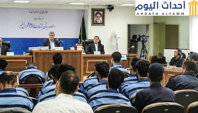 عمال يمشون في استاد "لوسيل، أحد الملاعب التي ستجرى فيها مباريات "كأس العام 2022"، في لوسيل، قطر