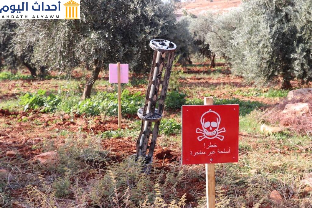 بقايا صاروخ من سلسلة 9M27K حامل للقنابل العنقودية بعد أن نشر القنابل الصغيرة التي يحملها في مخيم مرام للنازحين قرب قرية كفر جالس في محافظة إدلب، شمال غرب سوريا
