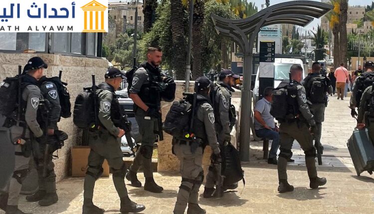 أم تحمل طفلها الذي شُخِّصت إصابته بالكوليرا في مستشفى في دير الزور، سوريا
