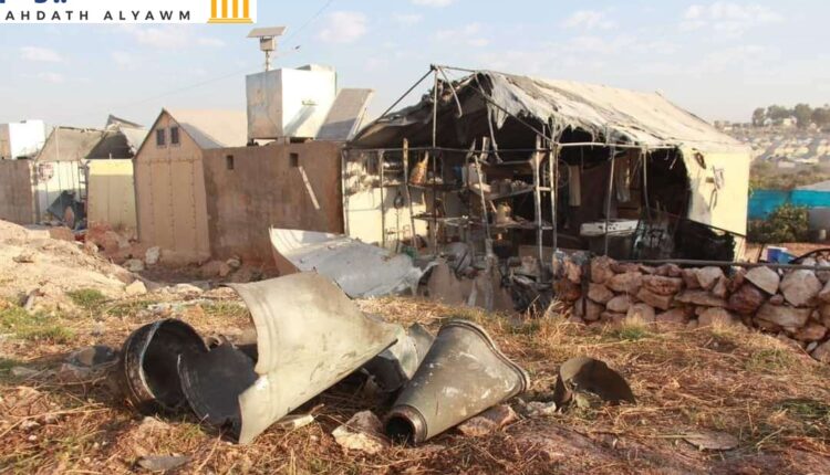 آثار القصف الصاروخي على مخيمات للنازحين شمال غربي سوريا