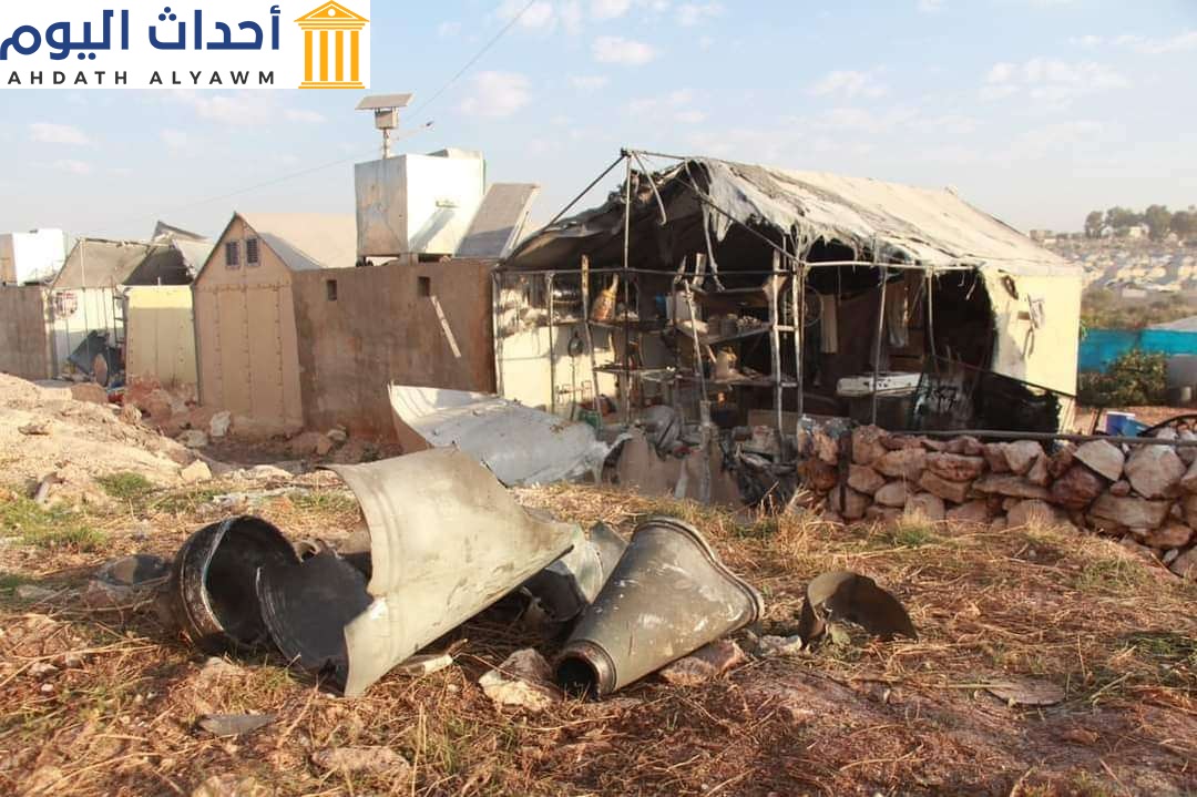 آثار القصف الصاروخي على مخيمات للنازحين شمال غربي سوريا