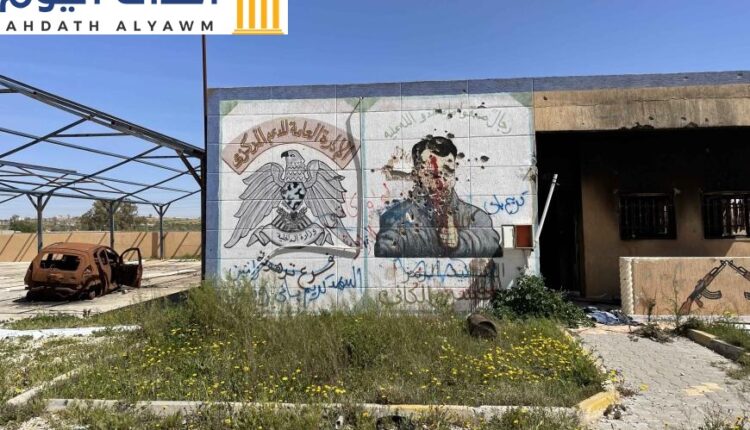 جدارية تم تشويهها في "سجن الدعم المركزي" في ترهونة، وهو منشأة اتخذتها ميليشيا الكانيات خلال نزاع 2019-2022 مركزا لاحتجاز الناس، وتعذيبهم، وإخفائهم