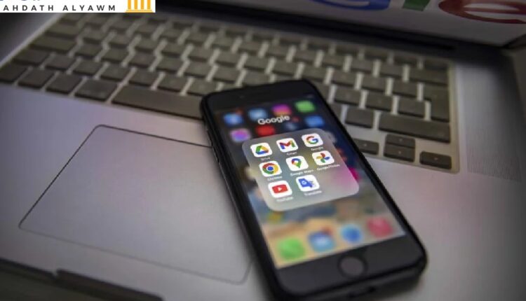 تطبيقات "غوغل" تظهر على هاتف ذكي