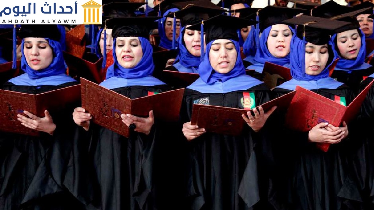 طالبات أفغانيات خلال حفل التخرج ومنح الشهادات في جامعة في هرات، أفغانستان
