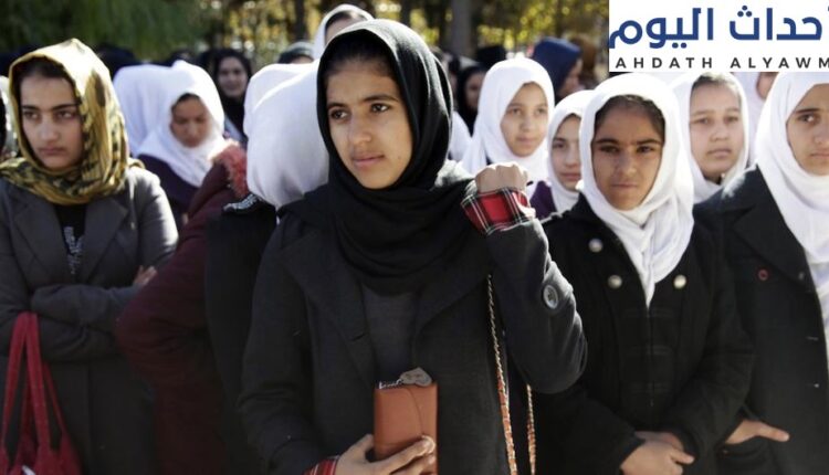 مناصرات حقوق المرأة يشاركن في أنشطة توعية في مدرسة للبنات في هرات، أفغانستان