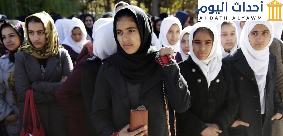 مناصرات حقوق المرأة يشاركن في أنشطة توعية في مدرسة للبنات في هرات، أفغانستان