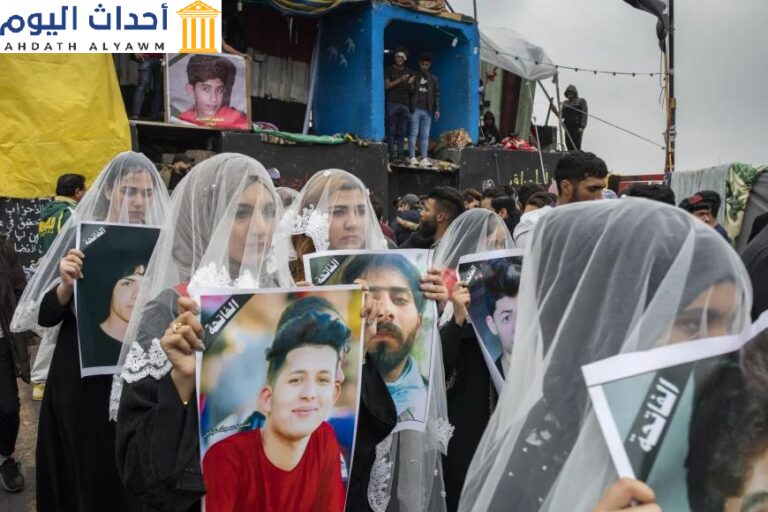شابات يتجمعن في ميدان التحرير لإحياء ذكرى الشباب الذين قتلوا خلال الأسابيع الأولى لانتفاضة تشرين، ديسمبر/كانون الأول 2019، بغداد، العراق.