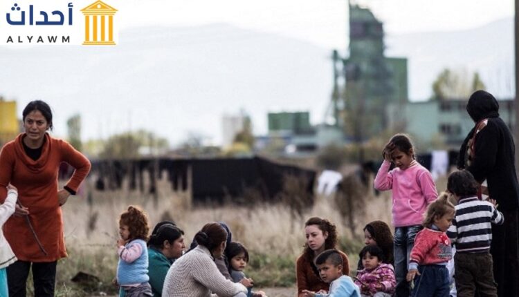 مهاجرون وطالبو اللجوء، في فناء مدرسة تحولت إلى مركز للاستقبال، على مشارف العاصمة البلغارية صوفيا