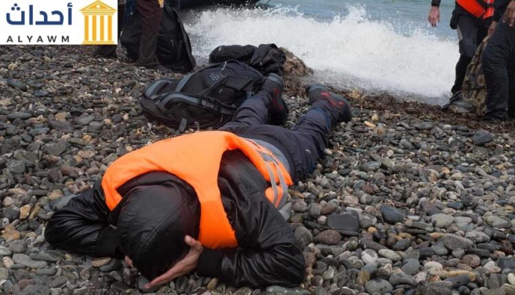 متطوعون يساعدون اللاجئين الذين يصلون إلى جزيرة ليسبوس في منطقة شمال بحر إيجة باليونان