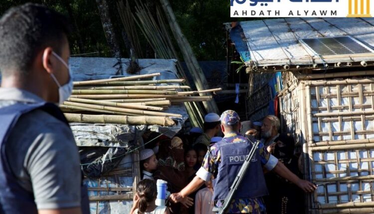 عناصر من الشرطة يحرسون مخيم كوتوبالونغ للاجئين الروهينغا في كوكس بازار، بنغلاديش