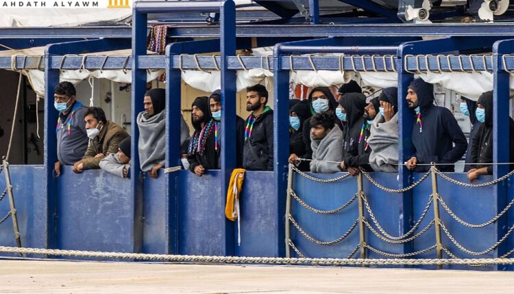 مهاجرون على متن سفينة الإنقاذ (Humanity 1) التابعة لمنظمة (SOS Humanity) والتي تحمل 179 مهاجراً تم إنقاذهم. 6 نوفمبر 2022، صقلية
