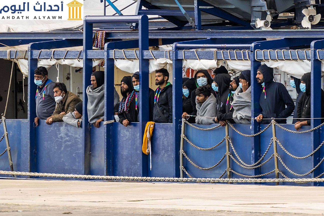 مهاجرون على متن سفينة الإنقاذ (Humanity 1) التابعة لمنظمة (SOS Humanity) والتي تحمل 179 مهاجراً تم إنقاذهم. 6 نوفمبر 2022، صقلية