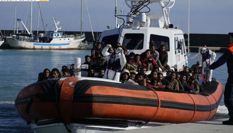 مهاجرون وطالبو لجوء يدخلون ميناء "روكيلا جونيكا" في جنوب إيطاليا