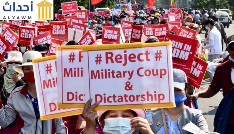 متظاهرون يشاركون في مسيرة ضد الانقلاب العسكري في ميانمار