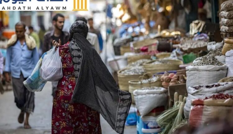 امرأة يمنية تتبضع في سوق في ثالث مدن اليمن، تعز
