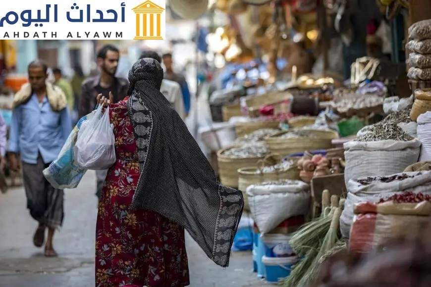 امرأة يمنية تتبضع في سوق في ثالث مدن اليمن، تعز