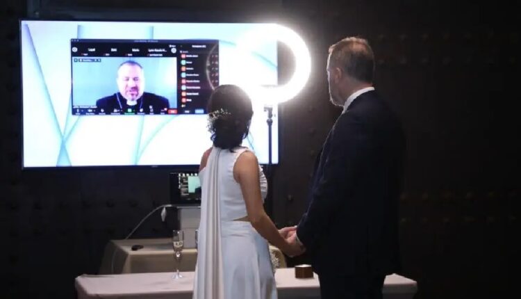 خليل رزق الله وندى نعمة خلال مراسم زواجهما المدني على الإنترنت، لبنان، نوفمبر/تشرين الثاني 2021