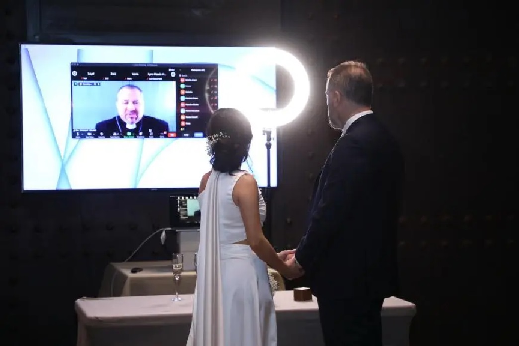 خليل رزق الله وندى نعمة خلال مراسم زواجهما المدني على الإنترنت، لبنان، نوفمبر/تشرين الثاني 2021