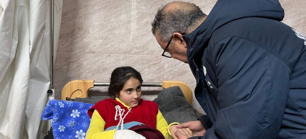 الدكتور تيدروس يلتقي الطفلة نور التي فقدت والديها في الزلزال في حلب