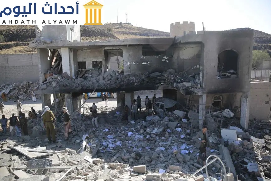 أشخاص يتفقدون مبنى متضررا في موقع غارة شنتها السعودية على صنعاء، اليمن