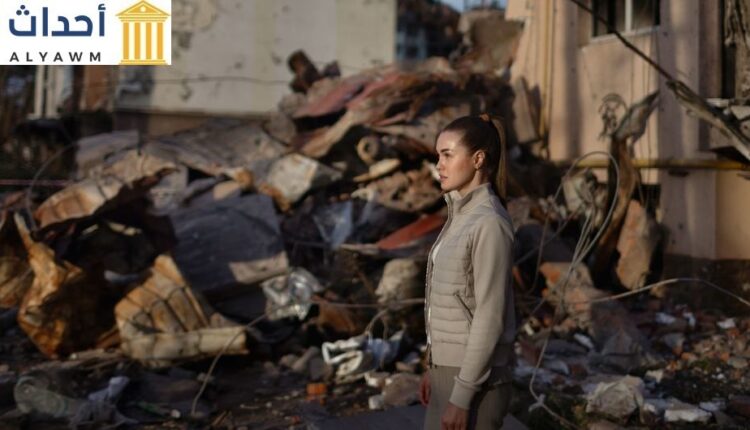 فتاة أوكرانية تتفقد أنقاض منزل أجدادها في إيربين