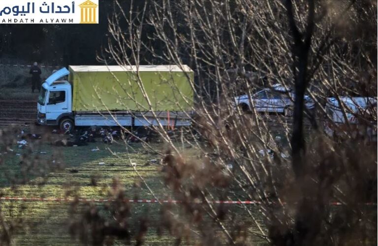 شاحنة مهجورة قرب قرية لوكورسكو على بعد 20 كم من العاصمة صوفيا تقل بشكل غير قانوني 52 شخصاً مختبئين تحت رزم من الخشب