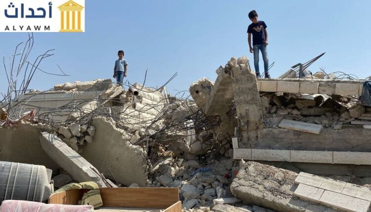 أطفال يقفون على منزل هدم في بيت سيرا ، قرية فلسطينية في وسط الضفة الغربية