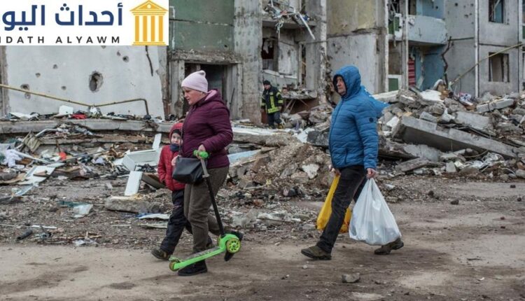 مدنيون يسيرون بجوار مبان مهدمة شمال أوكرانيا