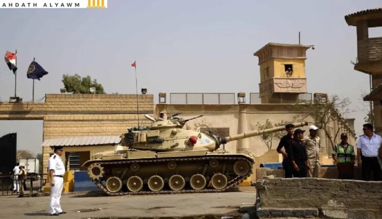 قوات أمن مصرية تحرس أحد مداخل سجن طرّة في القاهرة، مصر