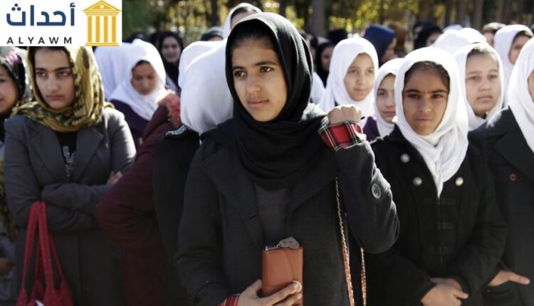 مناصرو حقوق المرأة يشاركون في أنشطة توعية في مدرسة للبنات في هرات، أفغانستان