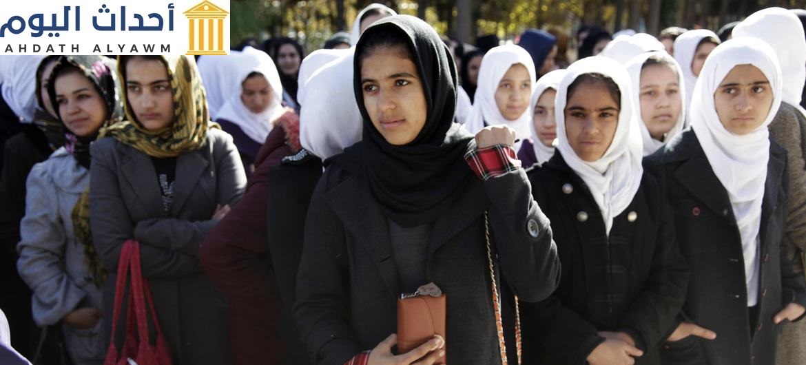 مناصرو حقوق المرأة يشاركون في أنشطة توعية في مدرسة للبنات في هرات، أفغانستان