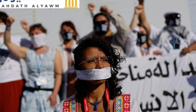 أعضاء في "تحالف COP27 المصري لحقوق الإنسان" يتظاهرون تضامنا مع السجناء السياسيين المصريين خلال قمة المناخ "كوب27" في شرم الشيخ، مصر